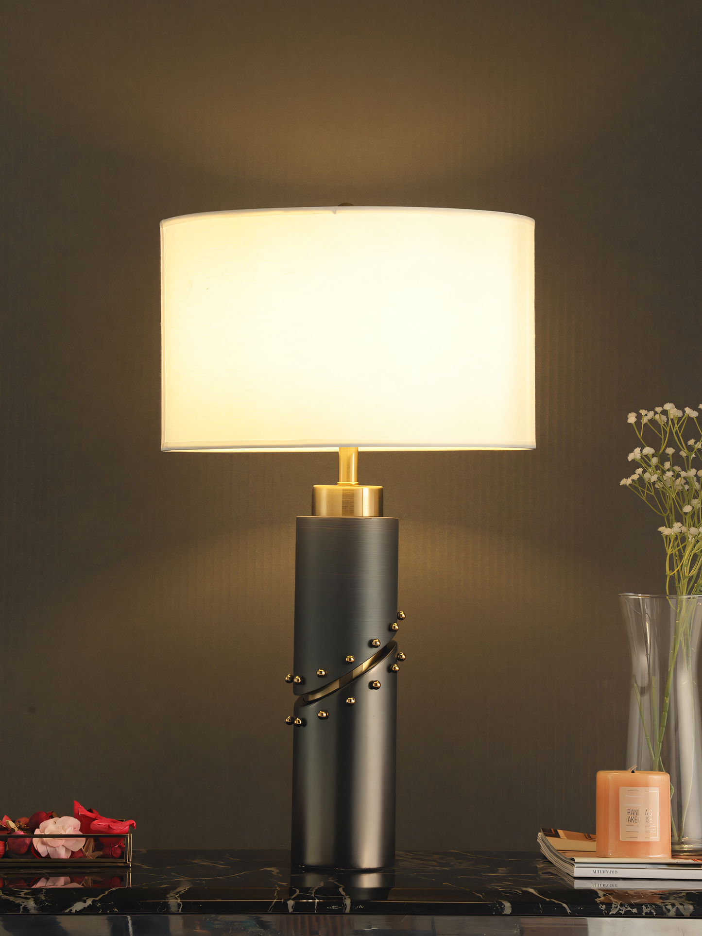 Metal base table lamp with adjustable height