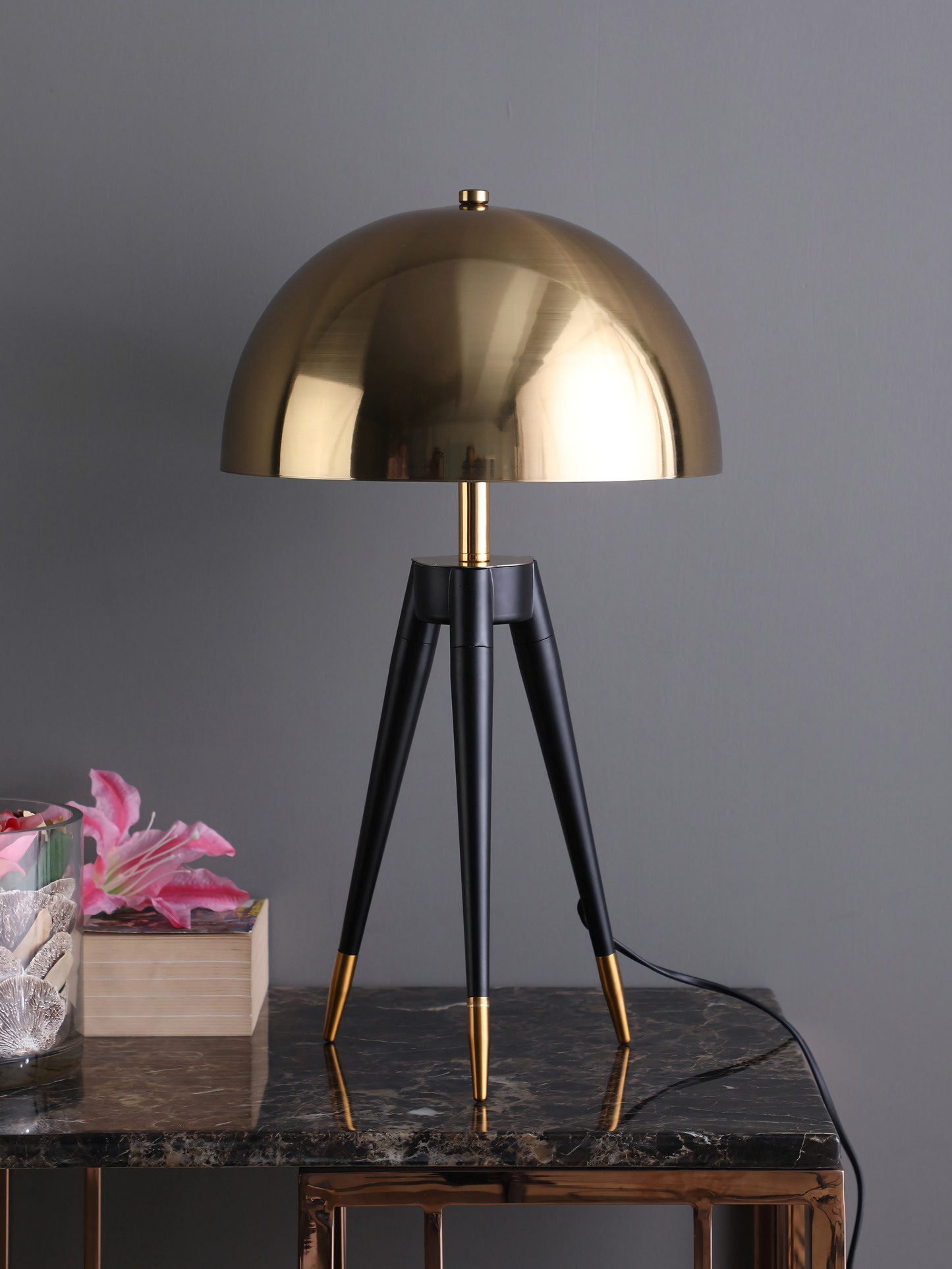 Three-legged table lamp with celestial ambiance