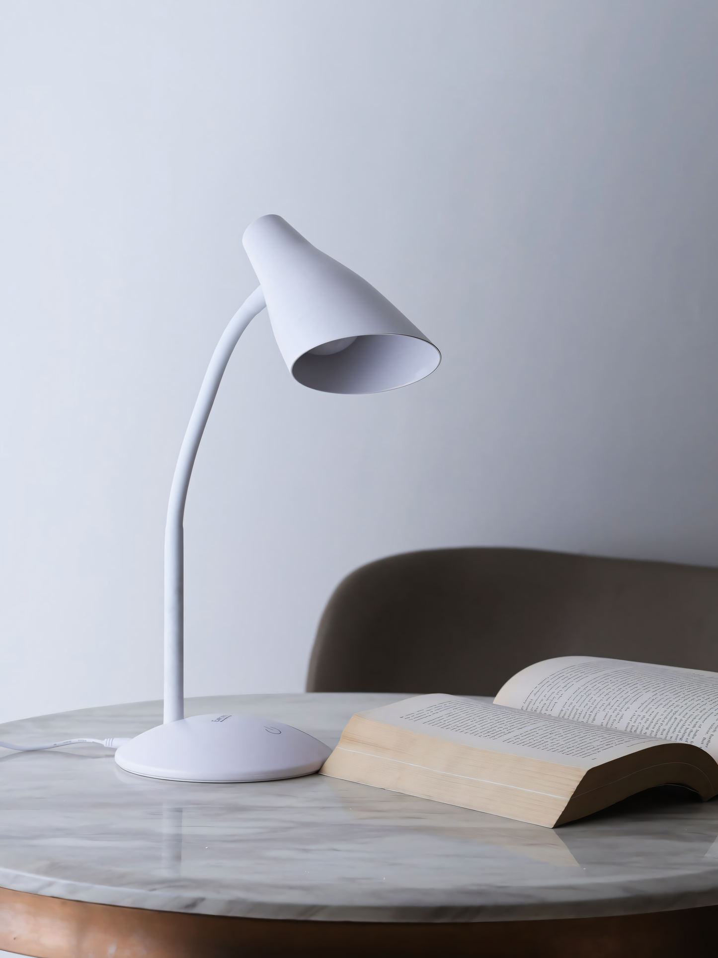 Sleek and minimalist metal table lamp