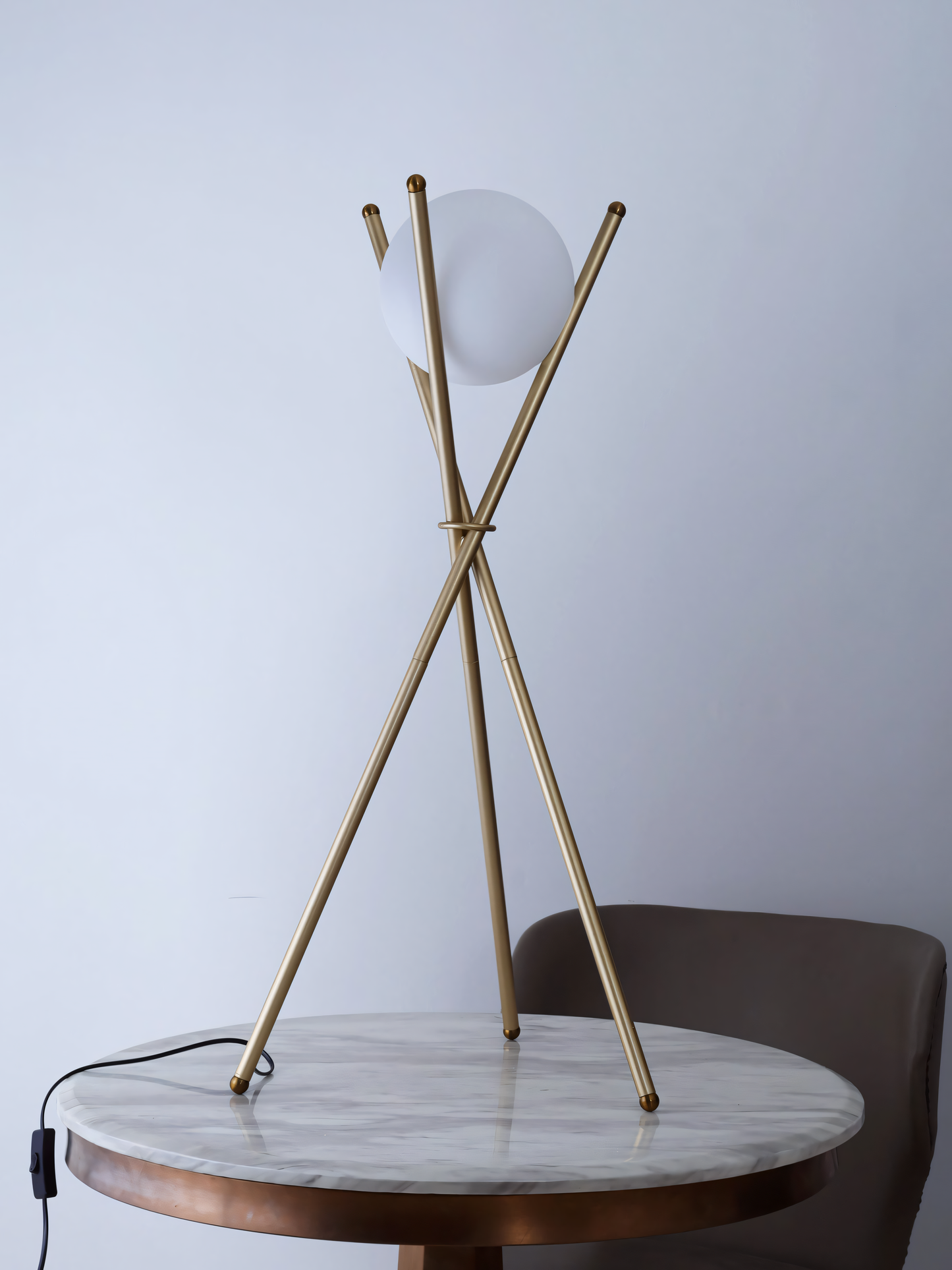 Cutting-edge tripod lamp, white glass accents