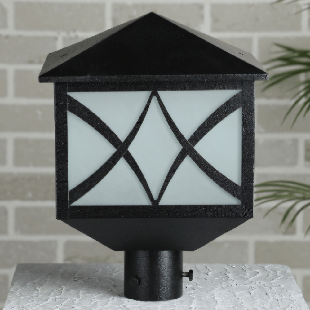 Sleek, black metal frame of the Eleganza Gate Light