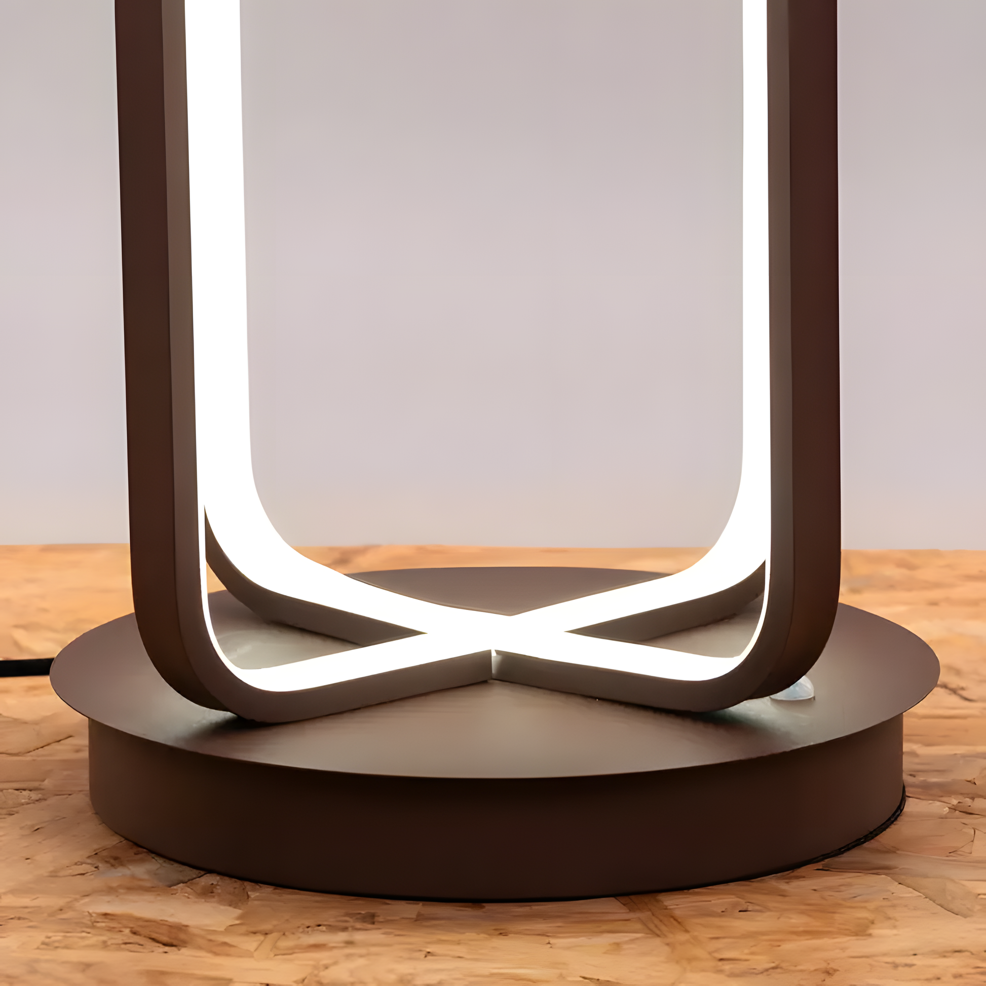 Sleek and sophisticated floor lamp with remote control dimming