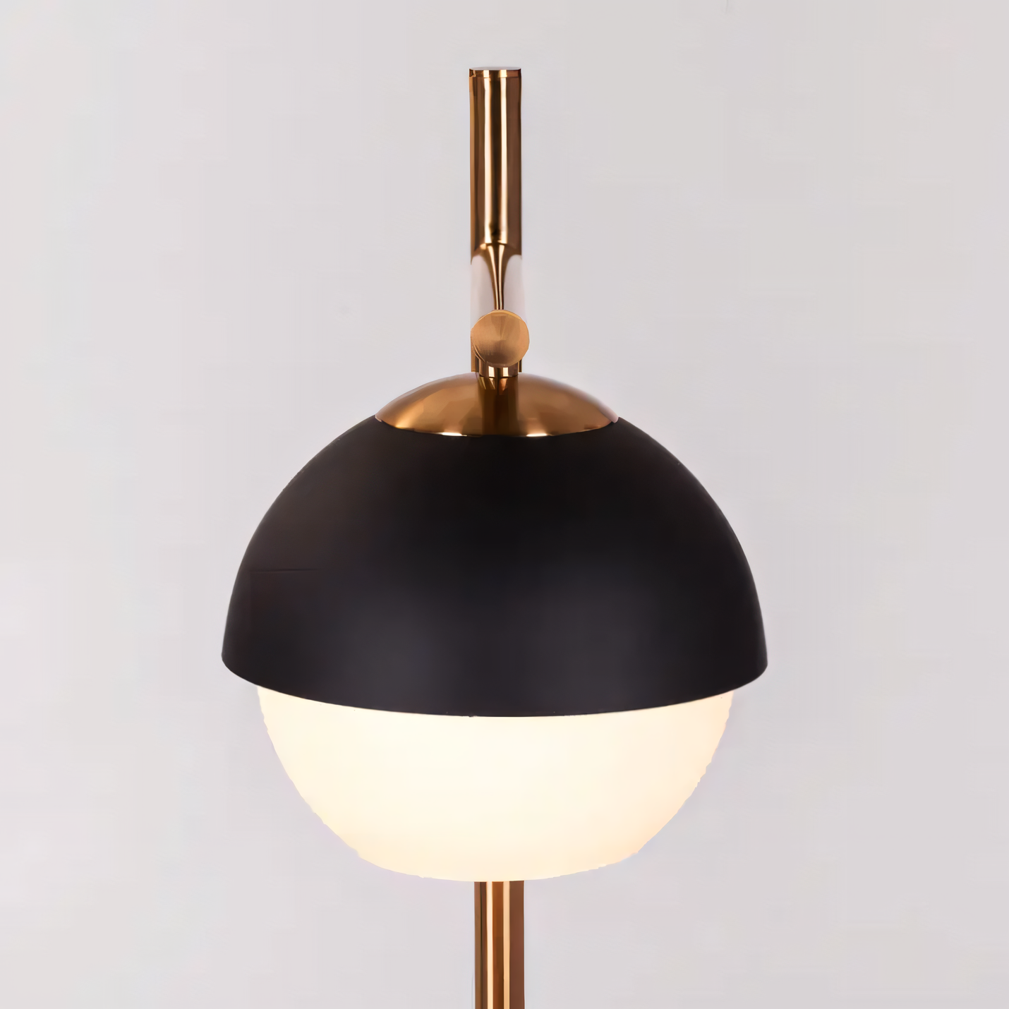 Luxurious living room table lamp in gold and black