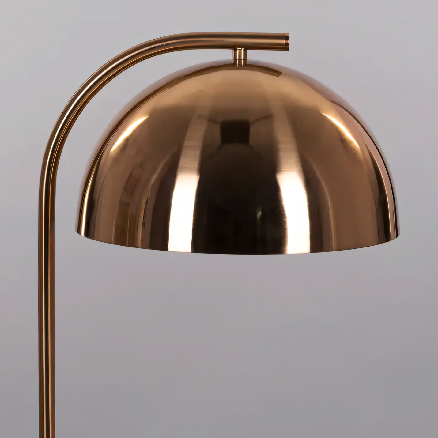 Focused and directional light distribution of the Arrive In Style Lamp