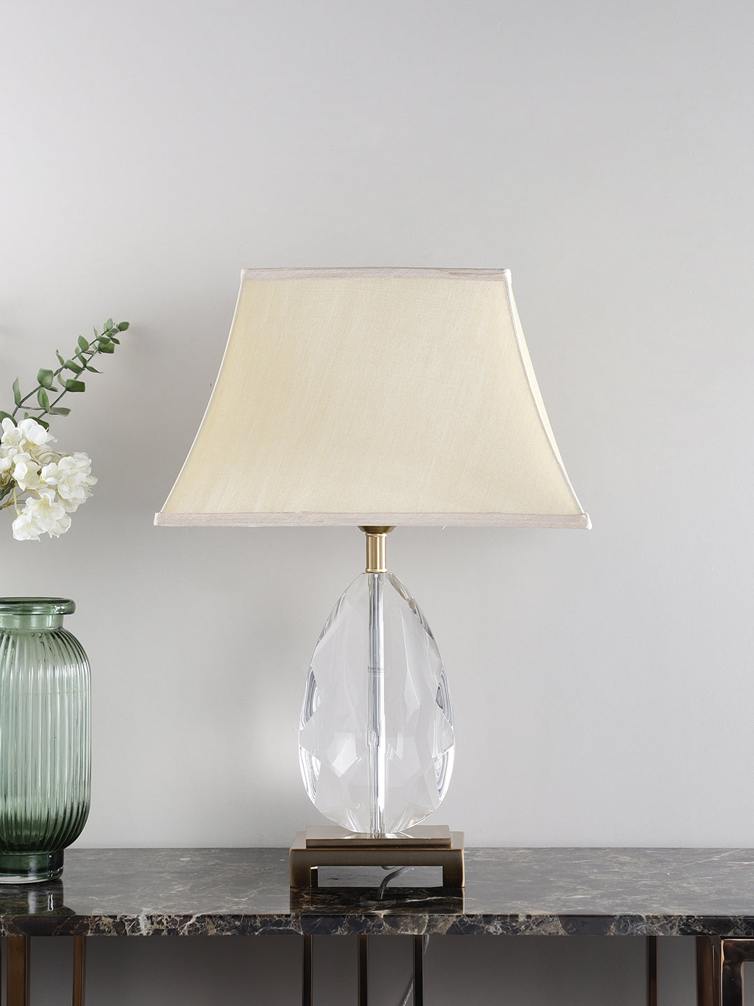 Timeless table lamp with elegant design